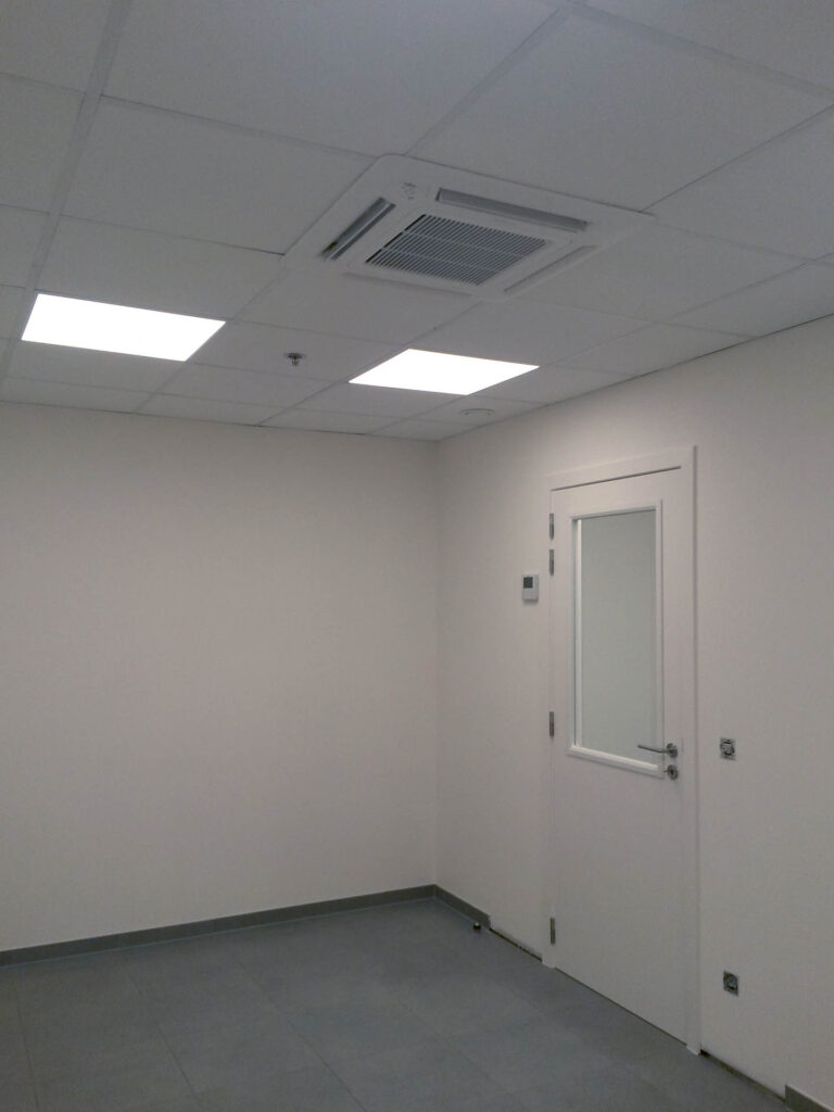 Tegel plafond binnenschrijnwerken kantoor